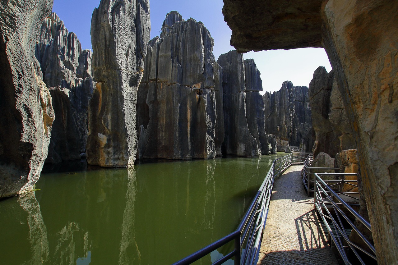 剑峰池栈道 · Sword Peak Pond