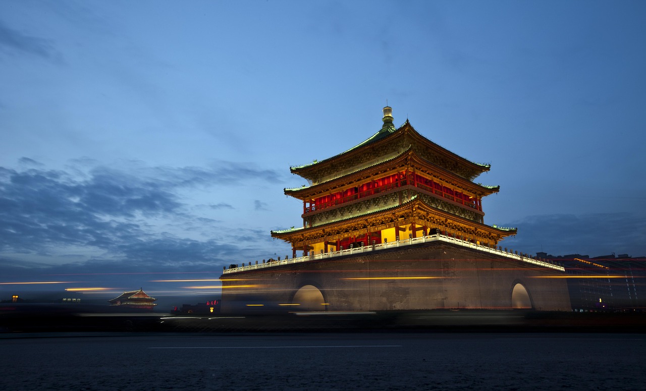 大雁塔暮色倒影 · Pagoda Reflection at Dusk