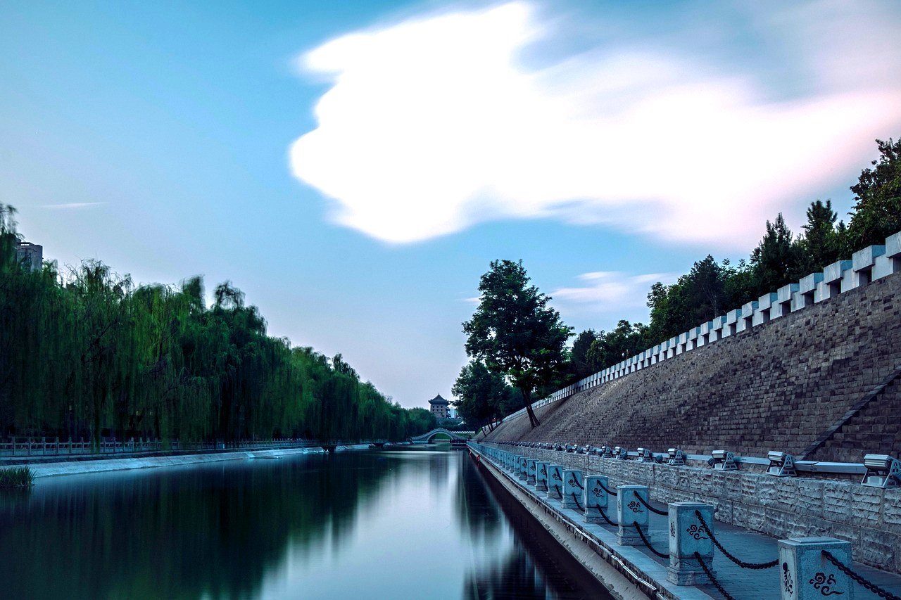 西安古城墙暮色全景 · Xi'an City Wall at Dusk