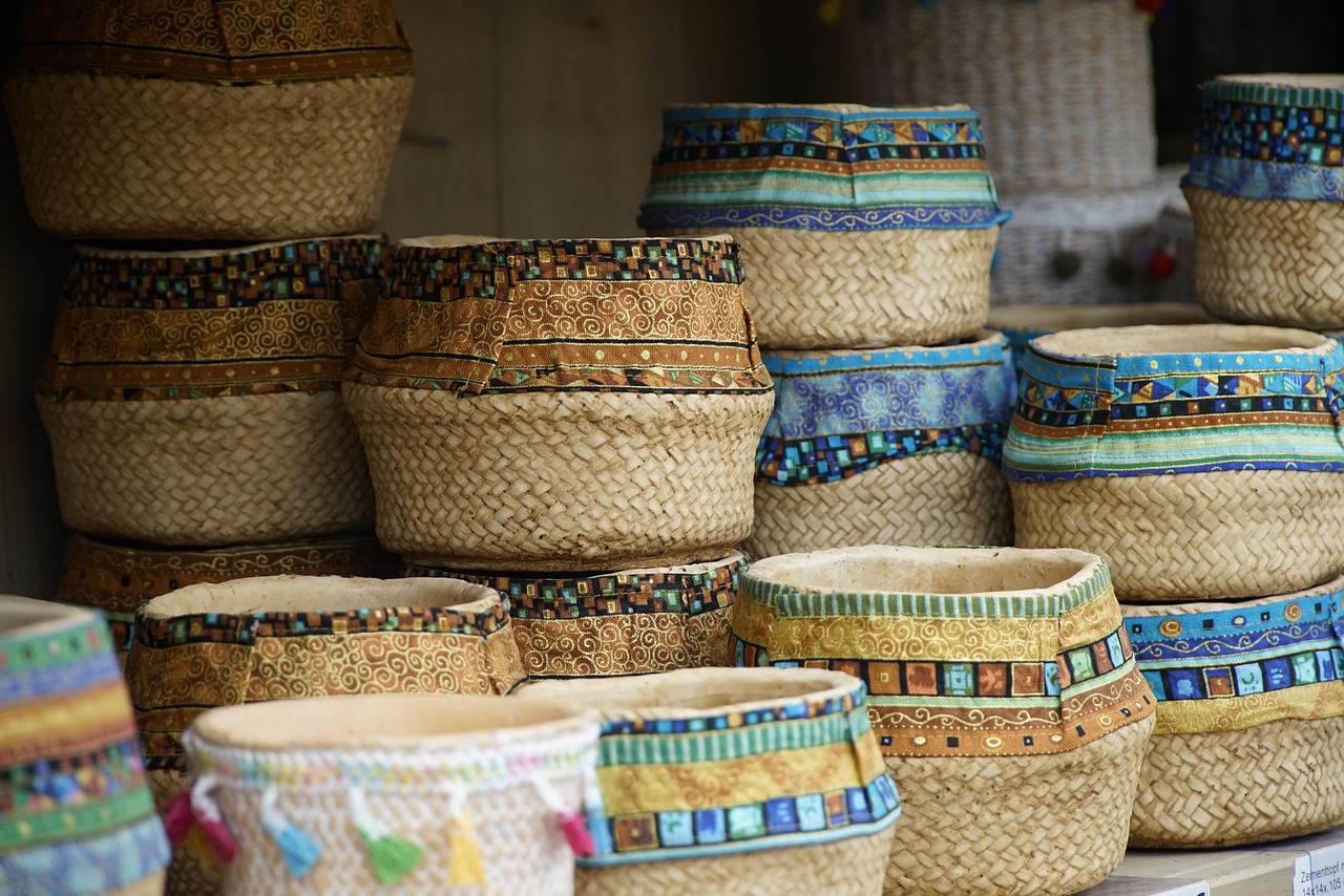 白族市集竹编筐 · Baskets at a Bai Market