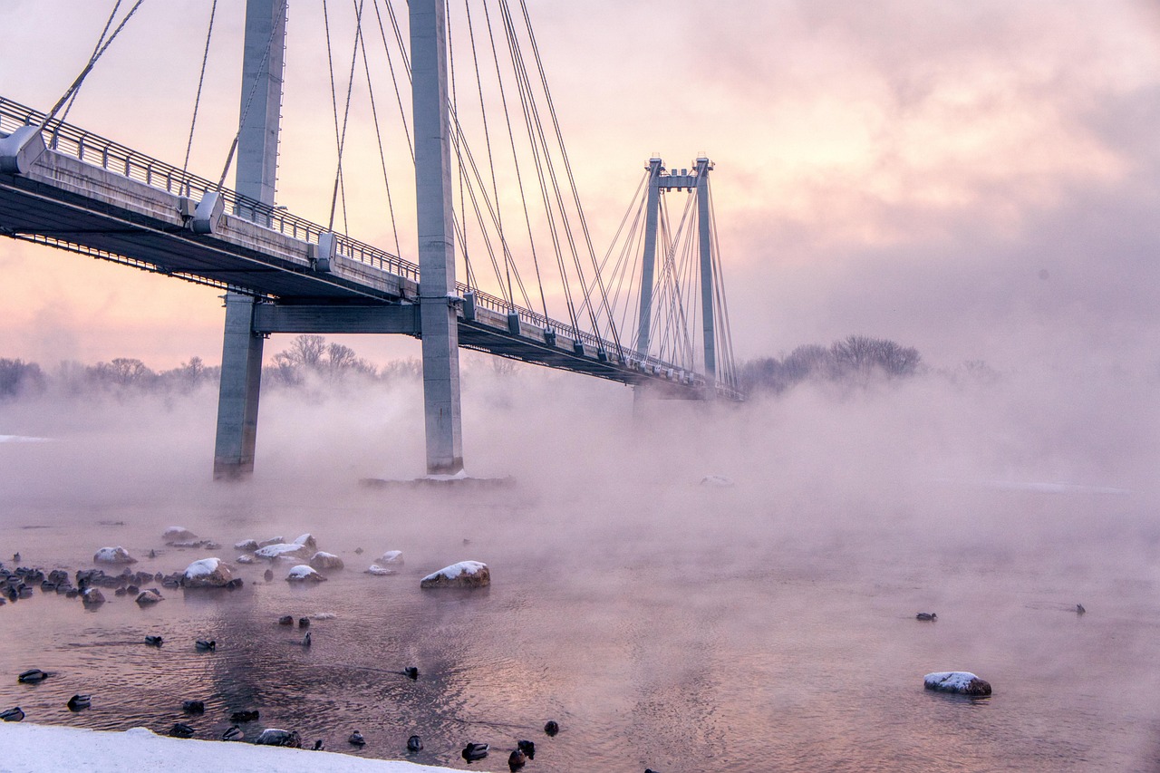雾锁江桥 · Bridge in River Mist