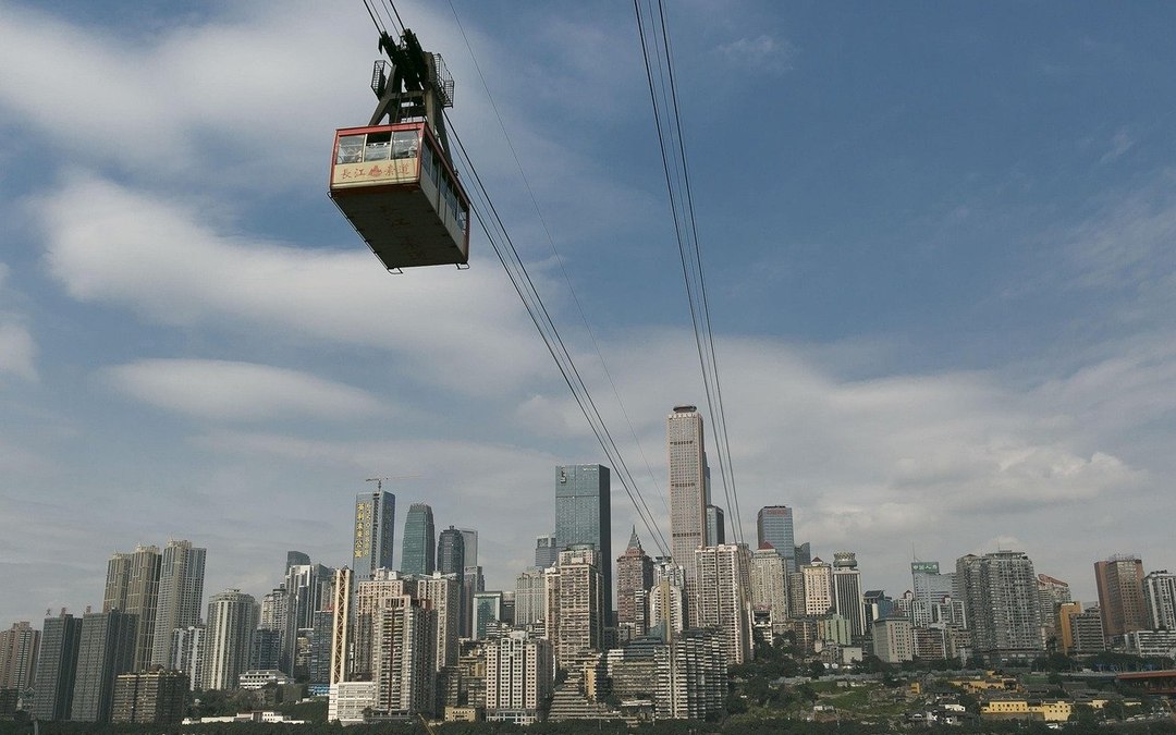 长江索道轿厢与解放碑天际线 · Cable Car over Jiefangbei Skyline