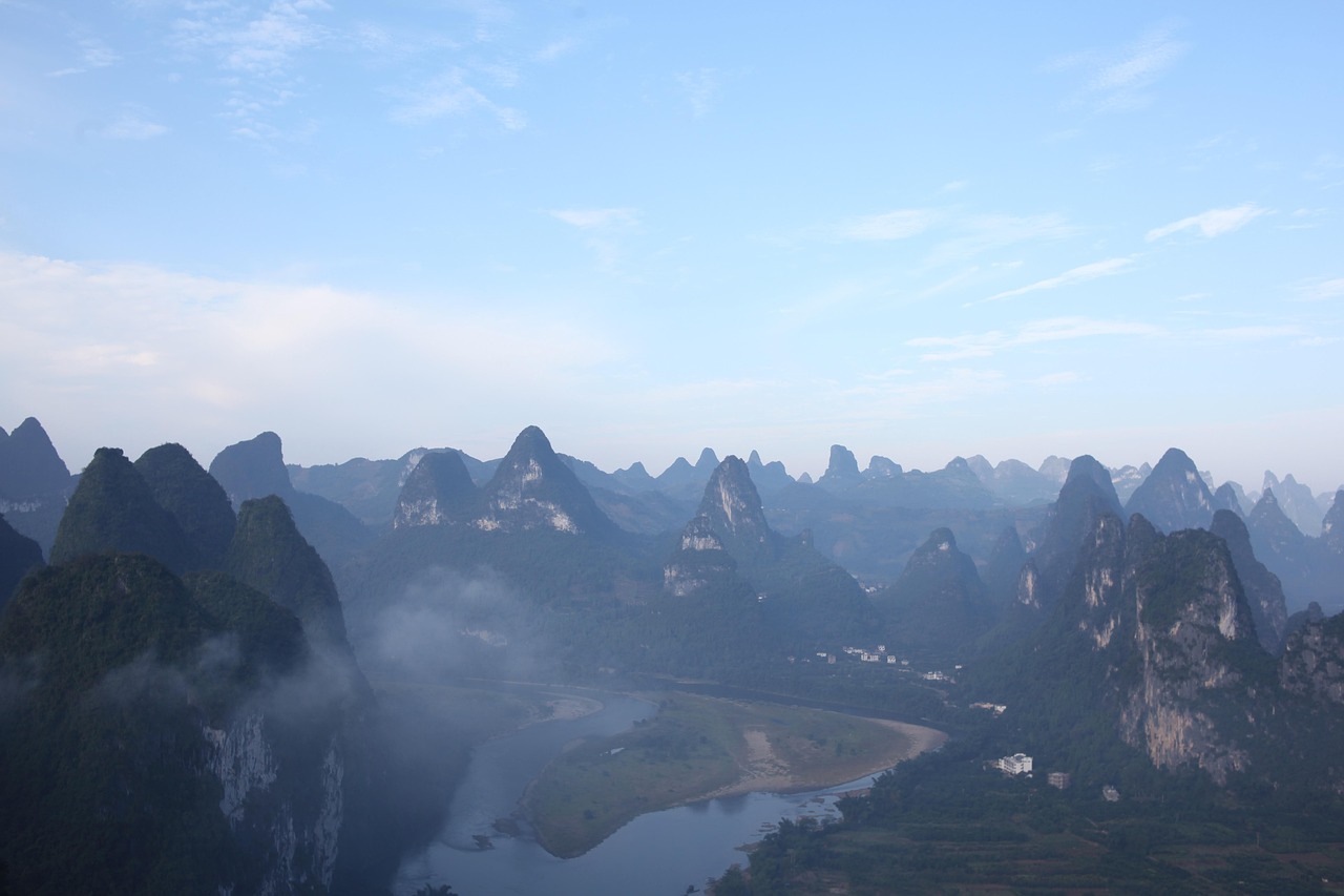 喀斯特峰林 · Karst Peaks