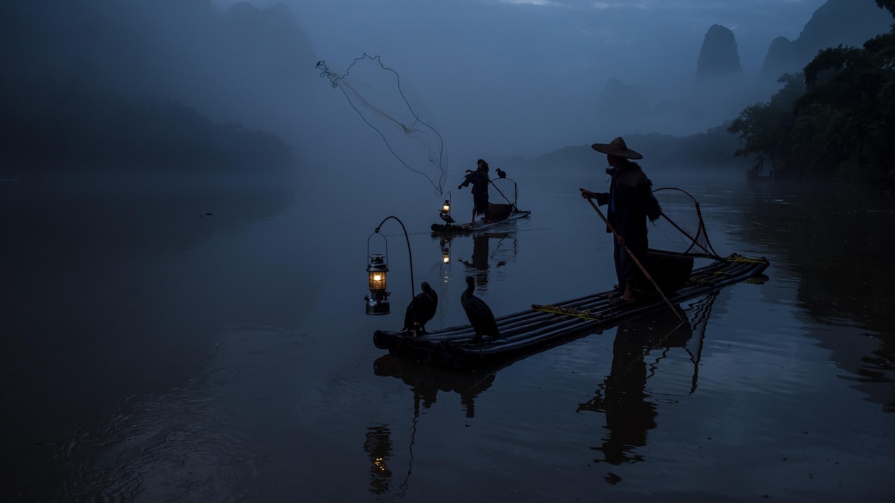 漓江渔翁鸬鹚 · Cormorant Fisherman on the Li River