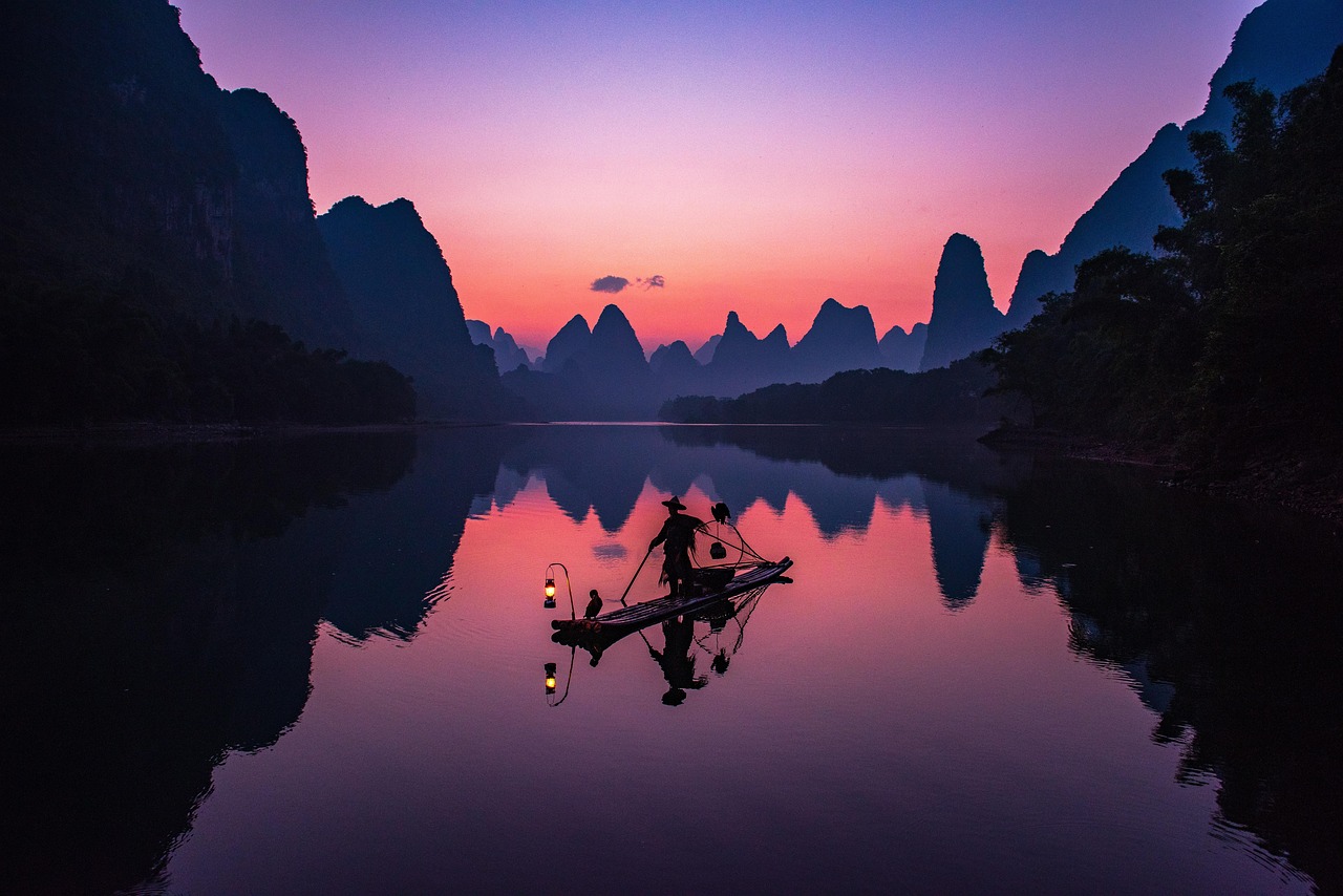 漓江渔翁鸬鹚 · Cormorant Fisherman on the Li River