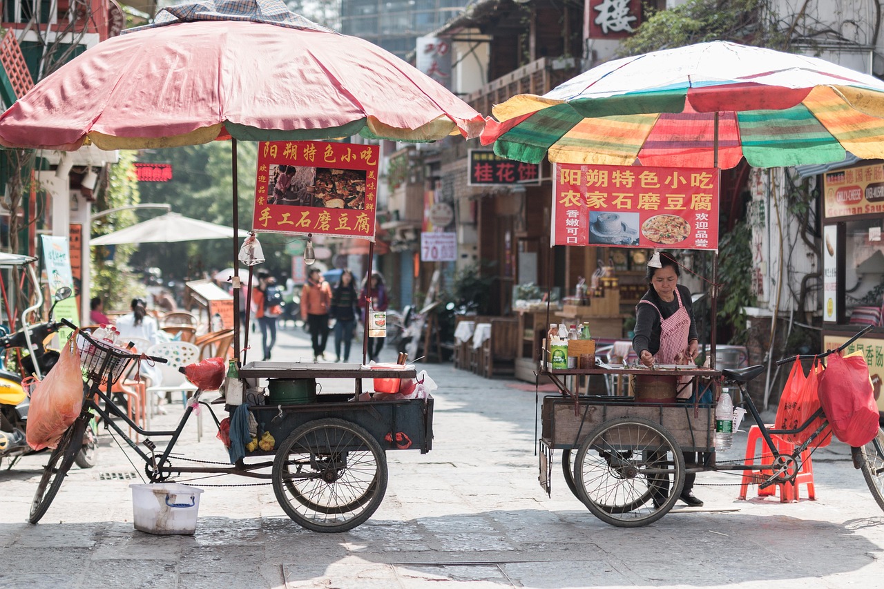 桂林街景 · Guilin Street Scene