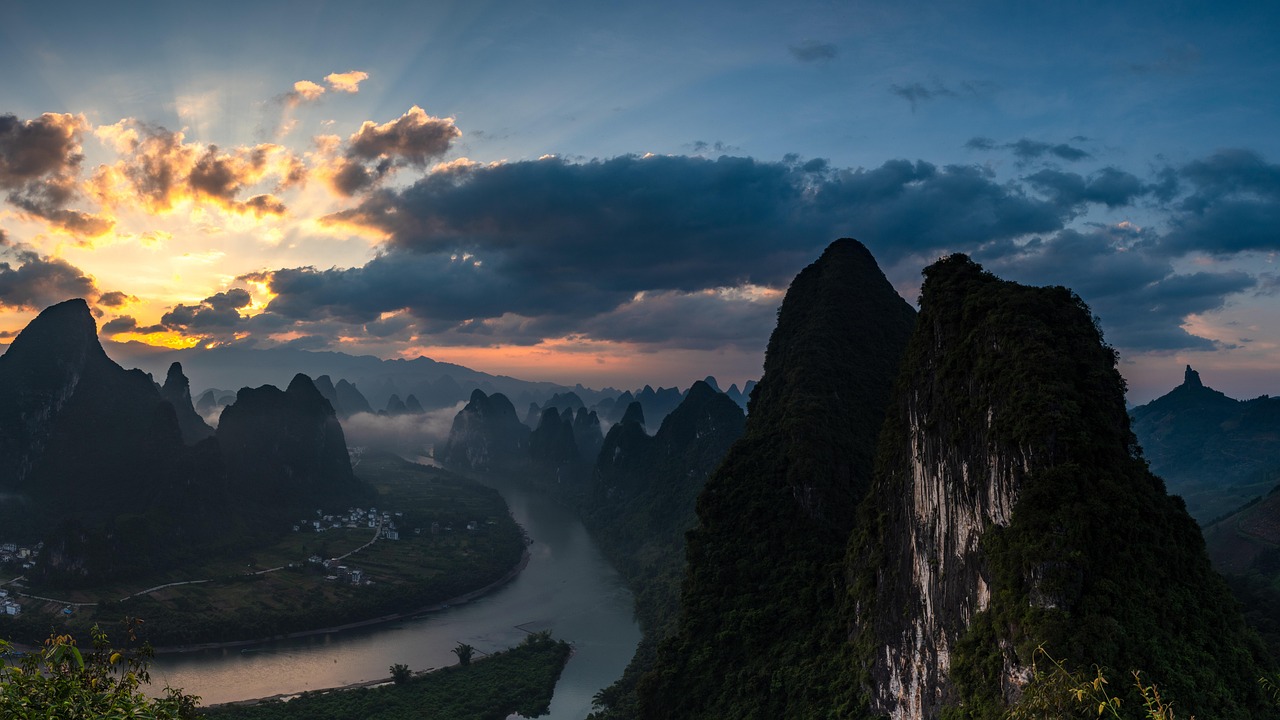 漓江日出 · Sunrise over the Li River