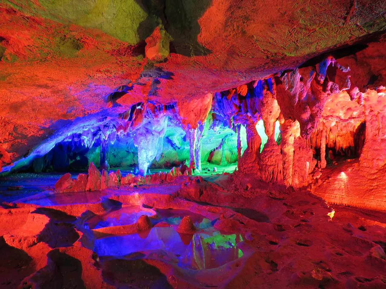 芦笛岩彩灯溶洞 · Reed Flute Cave Illuminated