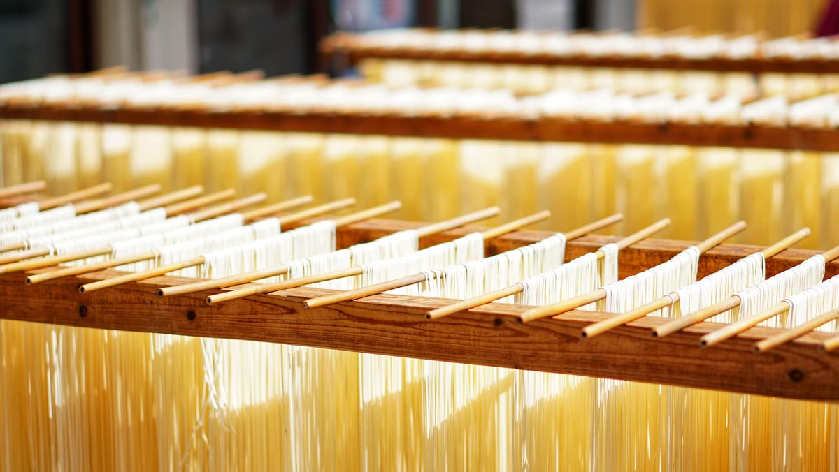 手工制面 · Hand-pulled Hangzhou Noodles