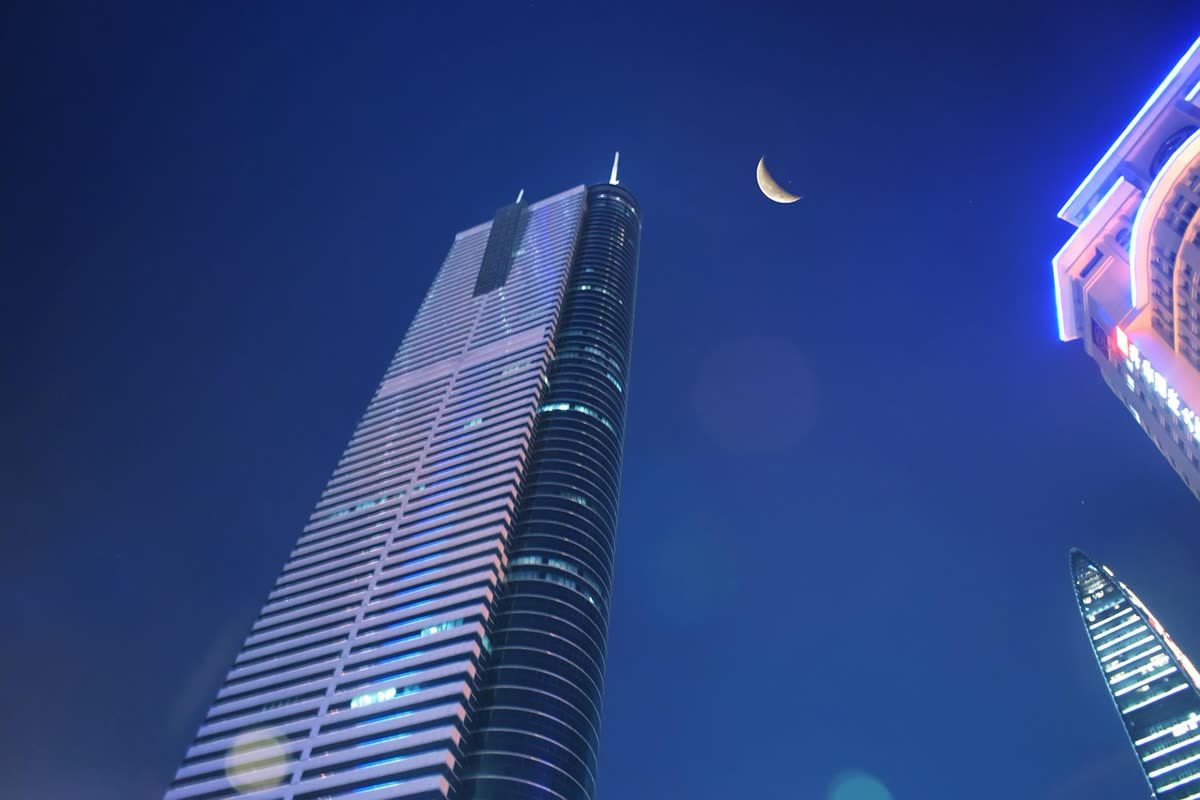 CBD月夜 · Moonlit CBD