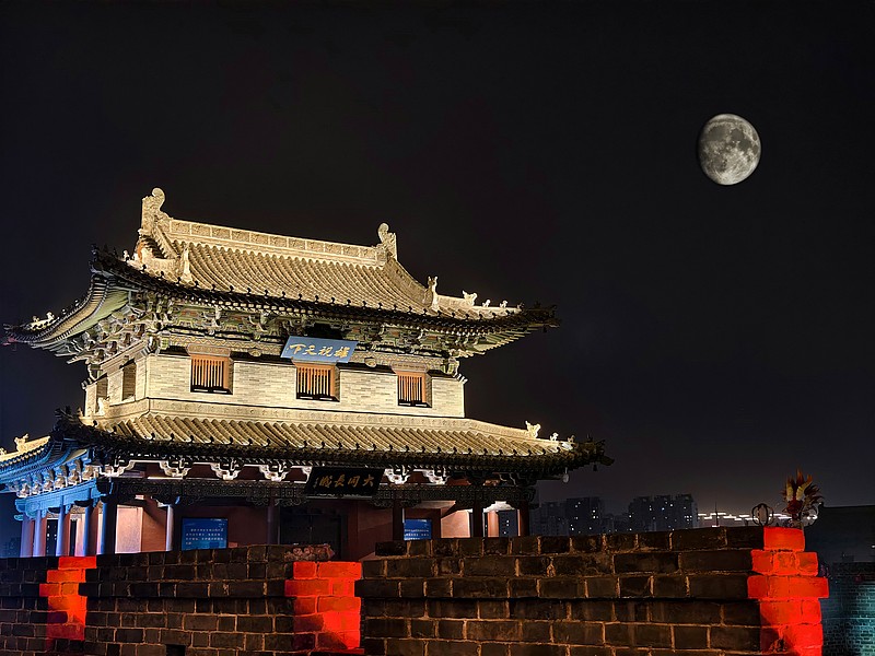 城墙月夜 · Moonlit City Wall